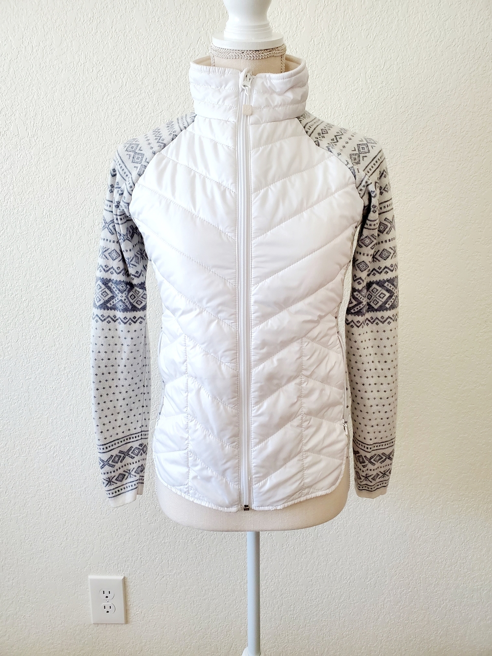 Krimson Klover White Quilted Puffer Jacket with Patterned Gray Knit Sleeves